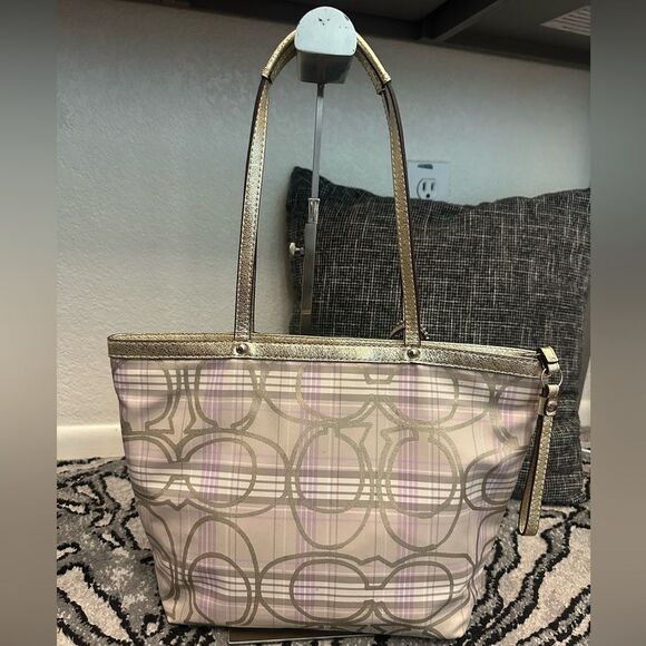 Coach Poppy Tote Bag comes with card holder - Picture 3 of 14